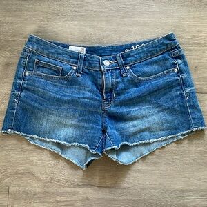 Gap shorts , 26 in size but can fit 32 inches.